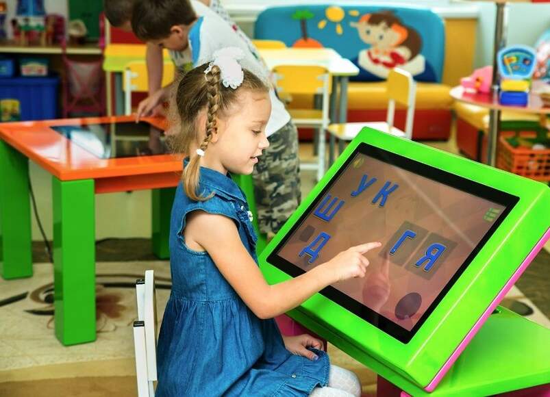 Интерактивный стол Уникум-2 (24”)(90 Приложений, ОС Windows + Android, подъемный экран с пульта ДУ, 