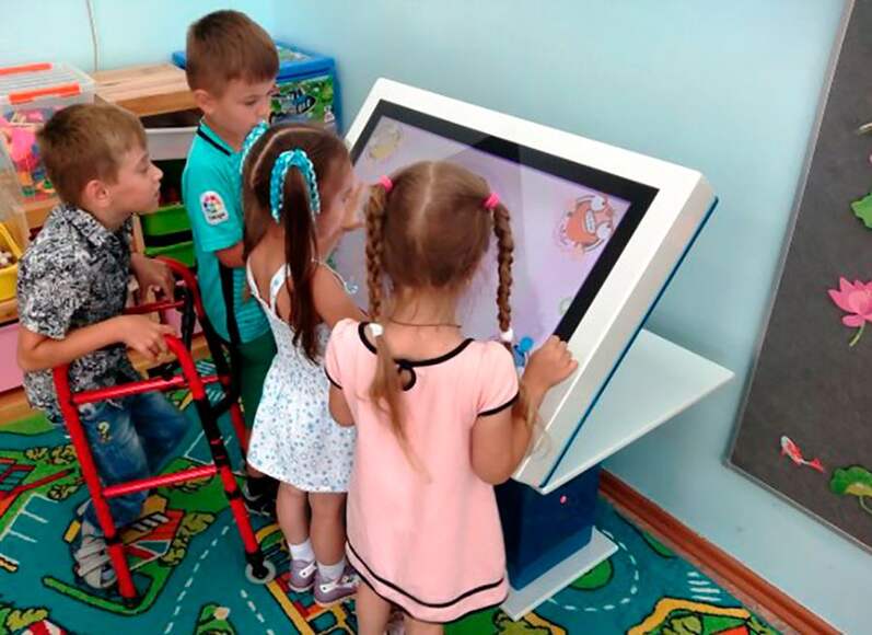 Интерактивный стол Уникум-3 (32”)(90 Приложений, ОС Windows + Android, подъемный экран с пульта ДУ, 